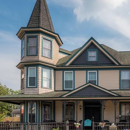 Dennison Street Inn, B & B コロニアル・ビーチ エクステリア 写真