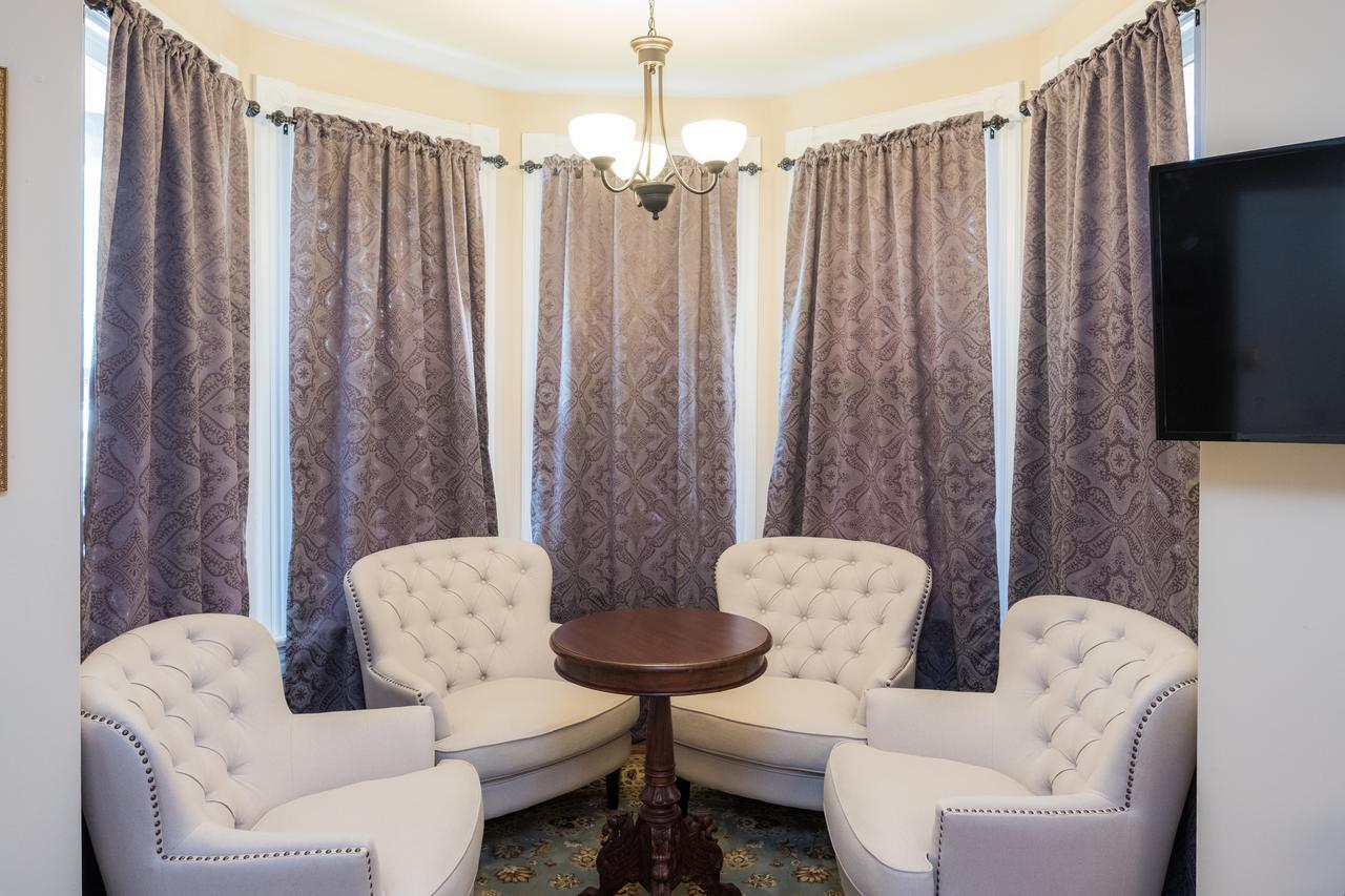 Dennison Street Inn, B & B コロニアル・ビーチ エクステリア 写真