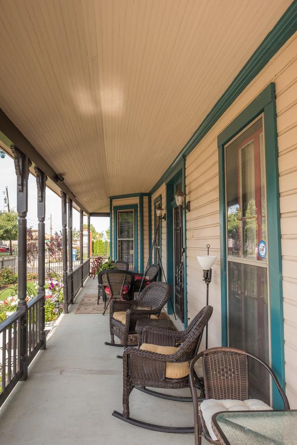 Dennison Street Inn, B & B コロニアル・ビーチ エクステリア 写真